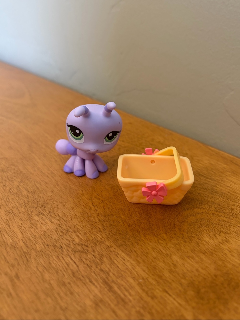 Littlest Pet Shop Ant #1308 with picnic basket